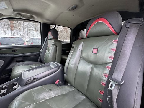 Used 2002 Chevrolet Avalanche 4x4 w/ North Face Edition image 13