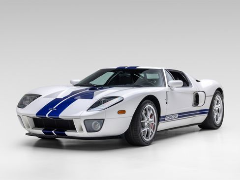 Used 2005 Ford GT RWD image 2