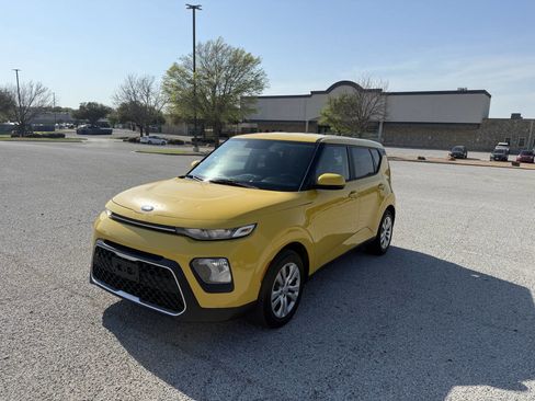 Used 2020 Kia Soul LX image 2