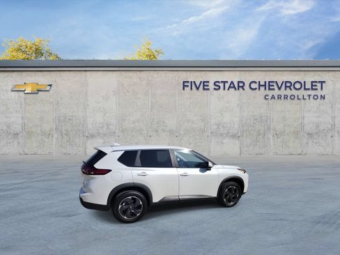 Used 2024 Nissan Rogue SV FWD image 9