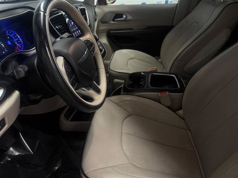 Used 2018 Chrysler Pacifica Limited w/ Advanced Safetytec Group FWD image 7