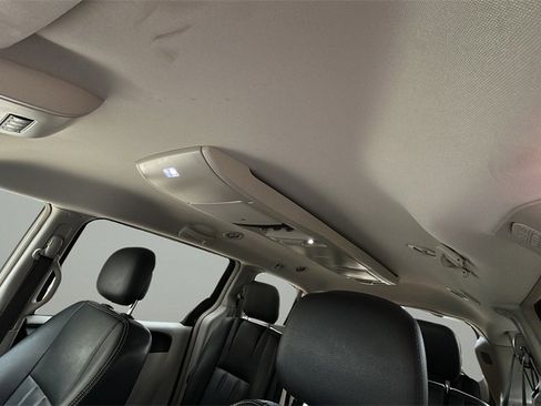 Used 2014 Chrysler Town & Country Touring image 17