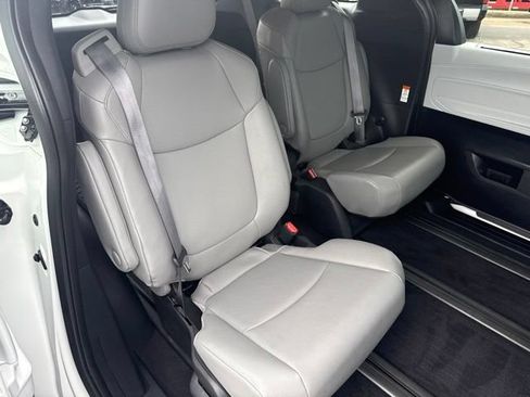 Used 2025 Toyota Sienna XLE FWD image 17