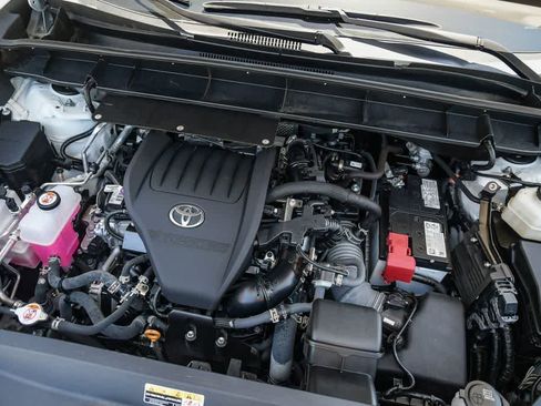 Used 2024 Toyota Highlander XLE FWD image 29