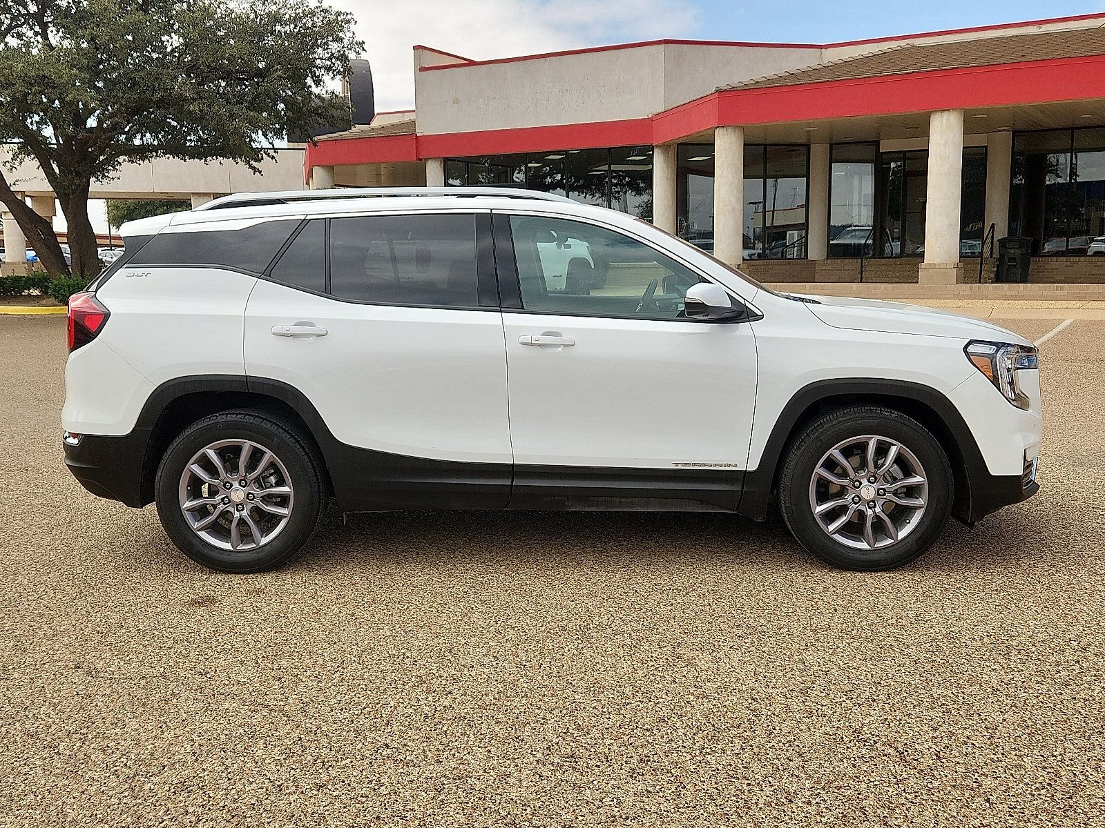 Used 2023 GMC Terrain SLT w/ Tech Package FWD image 5