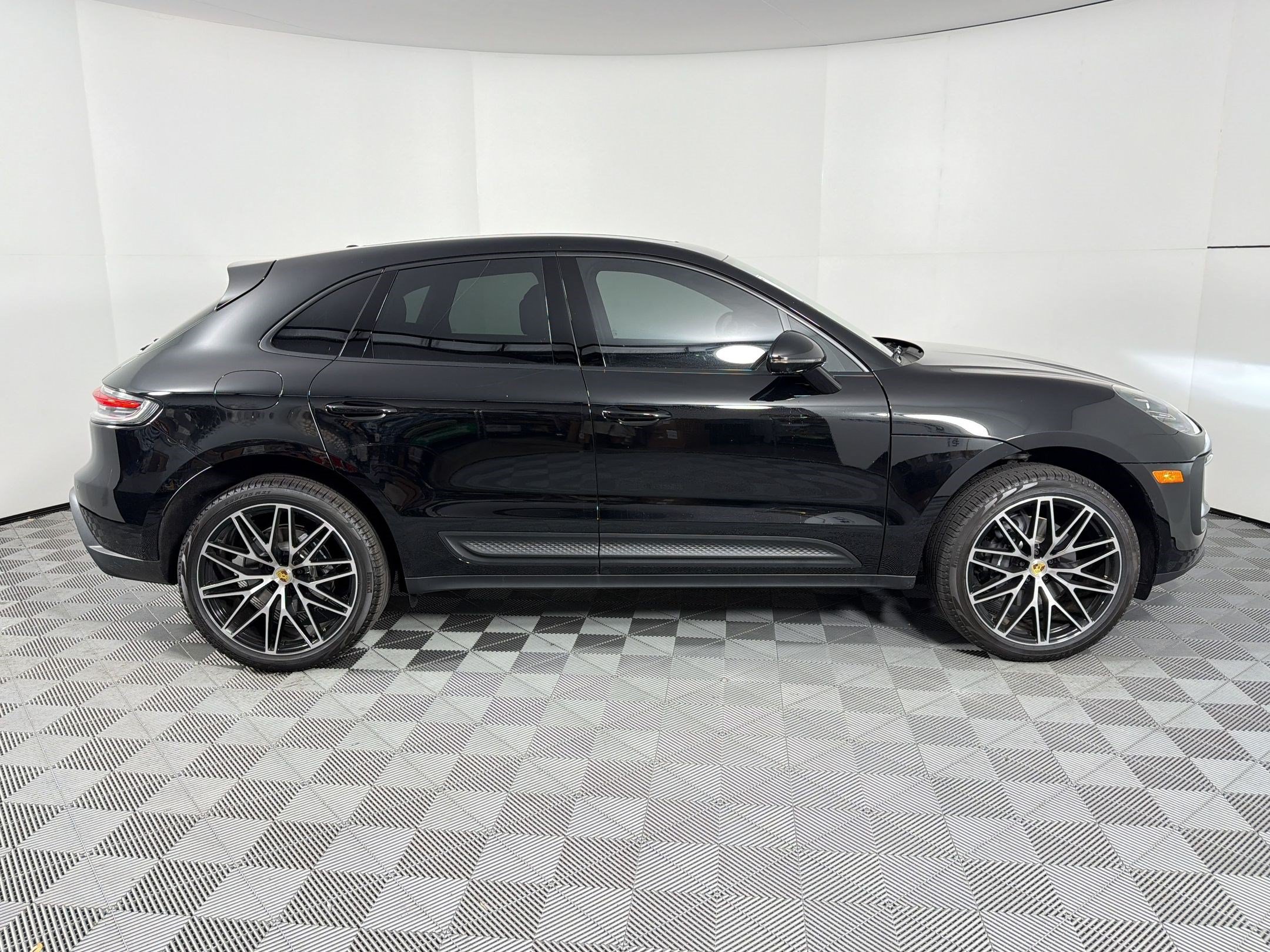 Used 2026 Porsche Macan AWD/4WD image 8