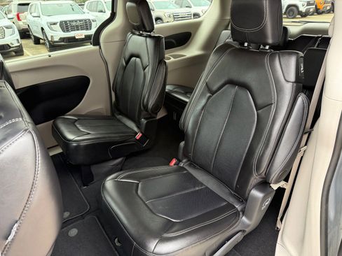 Used 2024 Chrysler Pacifica Touring-L image 12