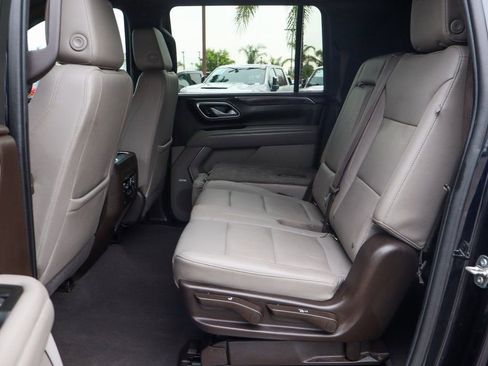 Used 2022 Chevrolet Suburban Z71 w/ Luxury Package image 38