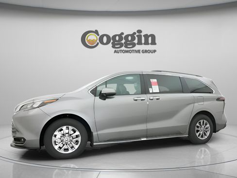 New 2026 Toyota Sienna XLE FWD image 4