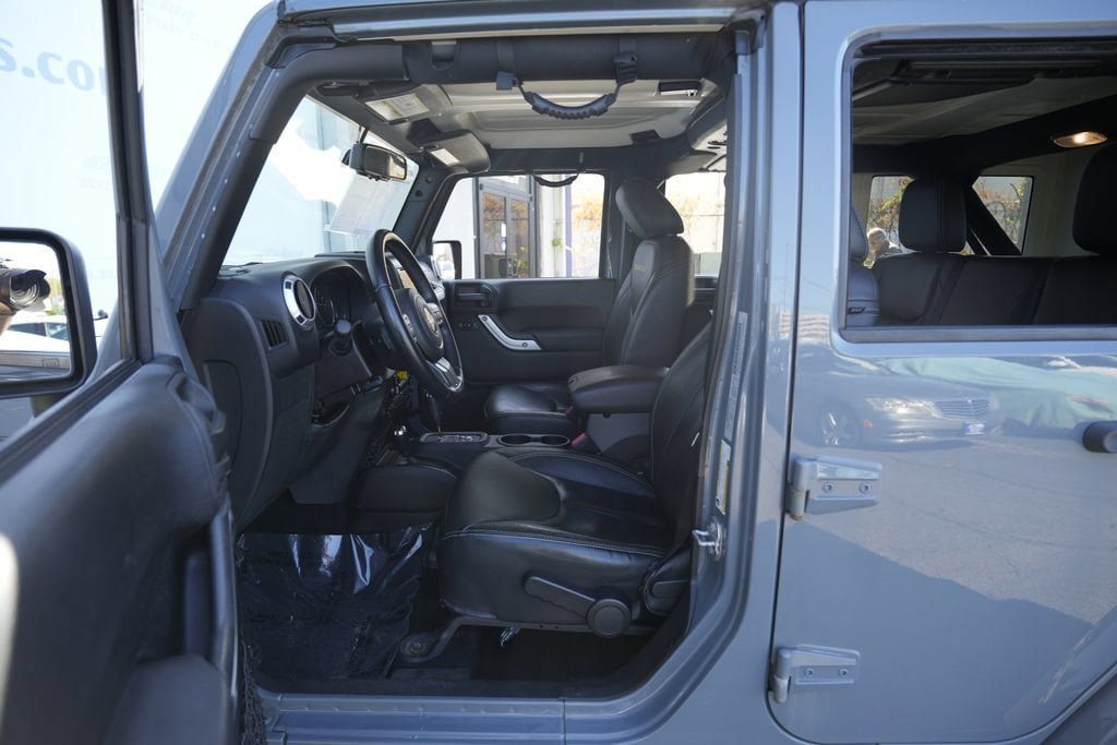 Used 2015 Jeep Wrangler Unlimited Sahara w/ Connectivity Group AWD/4WD image 17