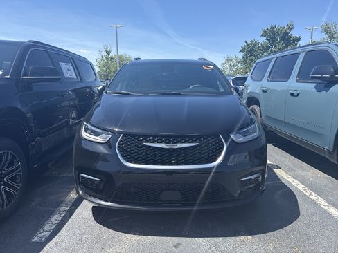 Used 2026 Chrysler Pacifica Pinnacle FWD image 3