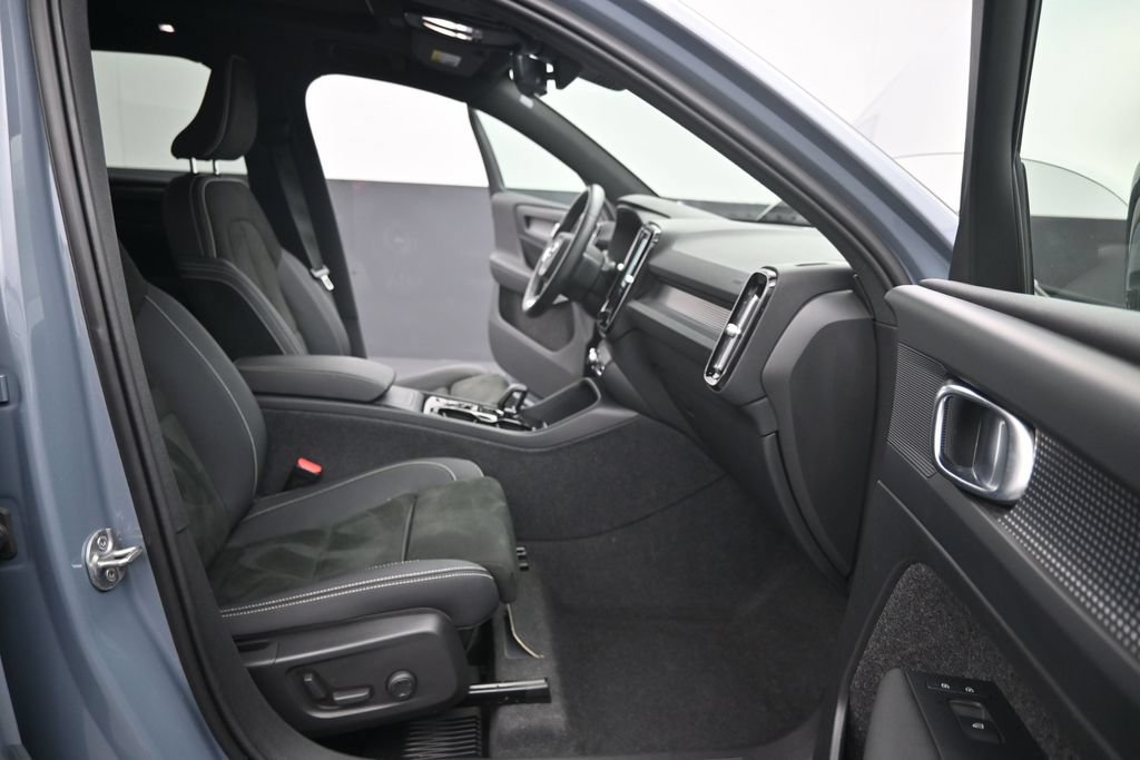 Certified 2023 Volvo XC40 B5 Plus w/ Climate Package AWD/4WD image 15