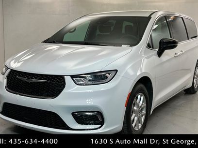 Used 2025 Chrysler Pacifica Select