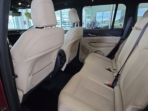 Used 2025 Jeep Grand Cherokee Limited w/ Luxury Tech Group II AWD/4WD image 19