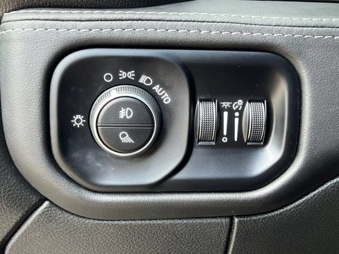 Used 2025 RAM 2500 Limited AWD/4WD image 27