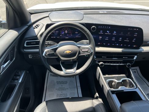 Used 2025 Chevrolet Traverse LT AWD/4WD image 2
