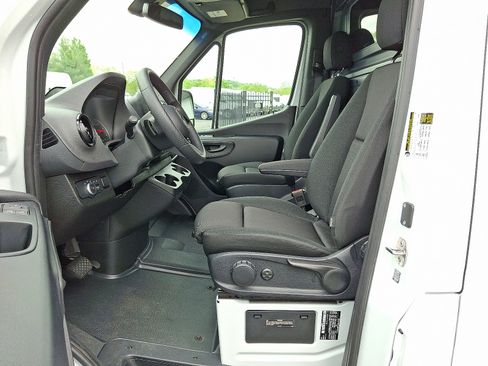 Used 2025 Mercedes-Benz Sprinter 2500 image 14