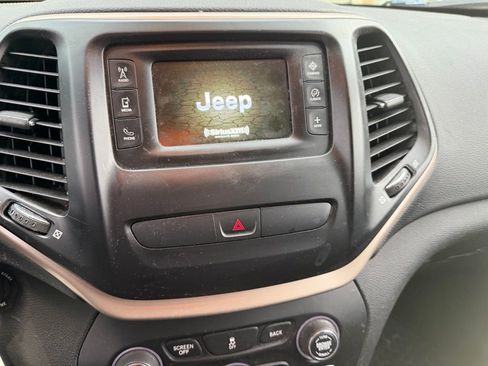 Used 2018 Jeep Cherokee Latitude w/ Altitude Package FWD image 10
