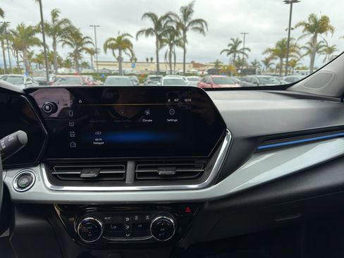Used 2025 Chevrolet Trax LT FWD image 13