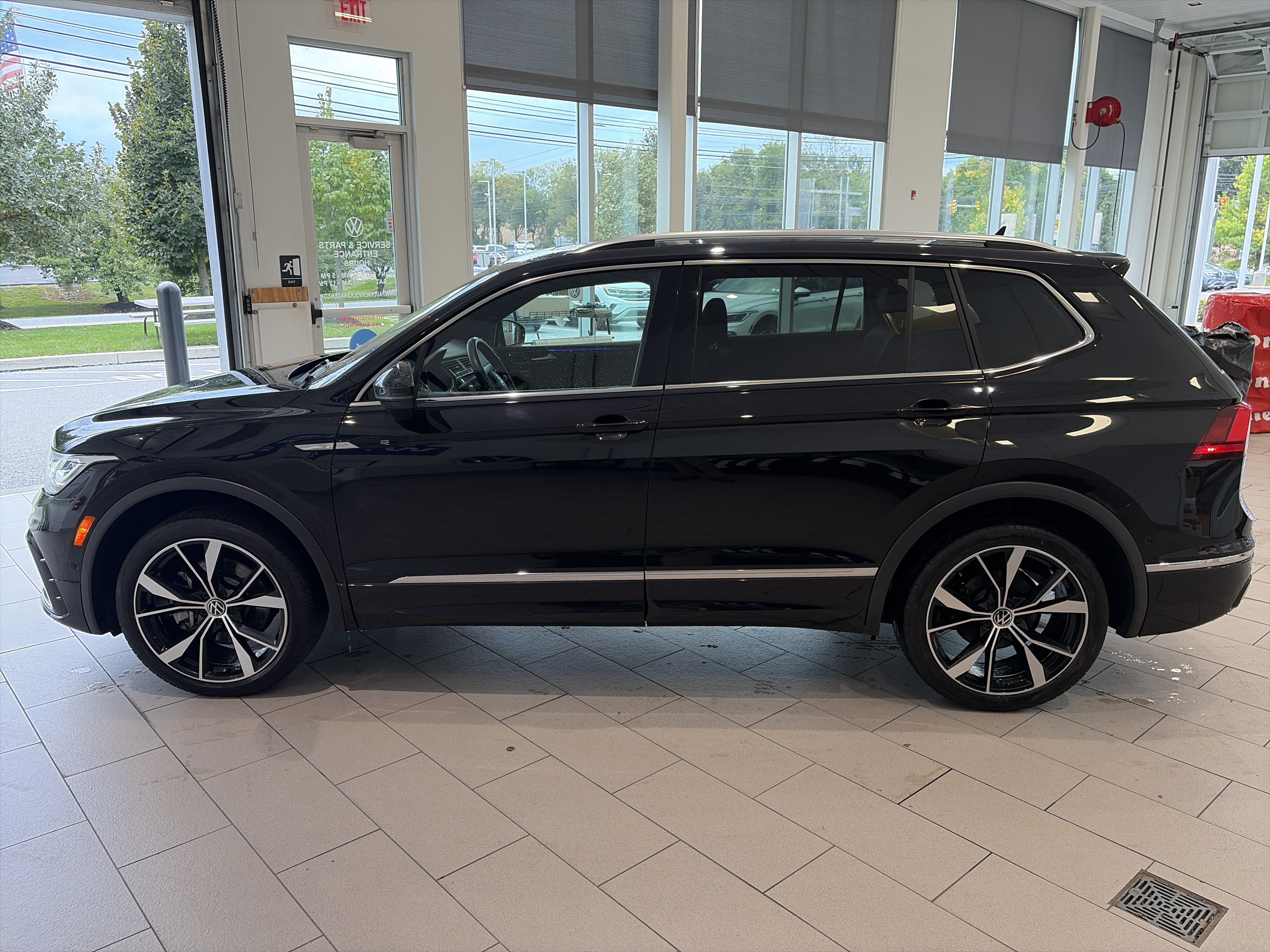 Used 2024 Volkswagen Tiguan SEL R-Line AWD/4WD image 8