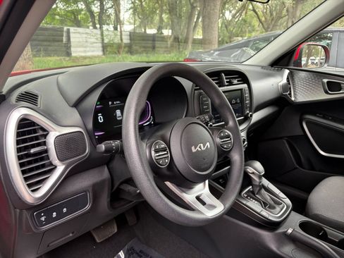 Used 2025 Kia Soul LX w/ LX Technology Package FWD image 32