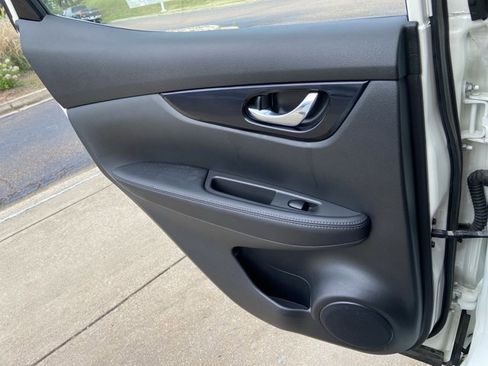 Used 2020 Nissan Rogue Sport SV image 51