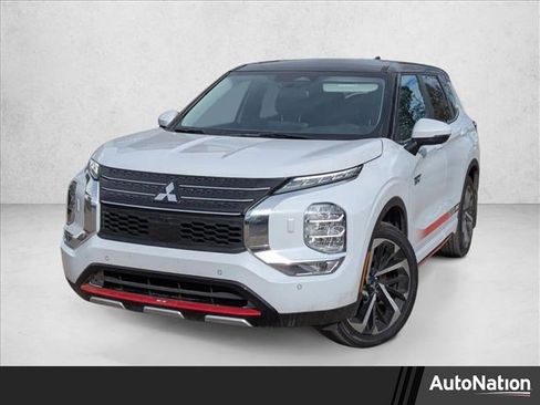 Used 2023 Mitsubishi Outlander SE image 1