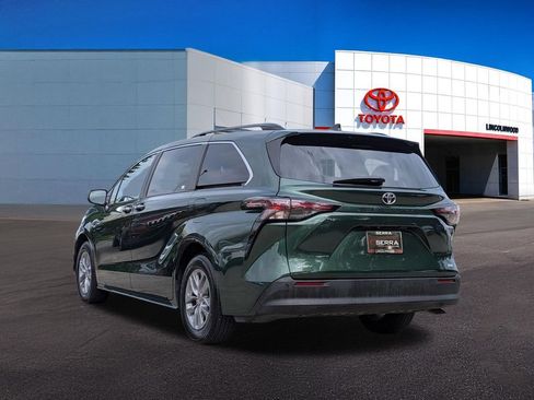 Used 2026 Toyota Sienna XLE FWD image 13