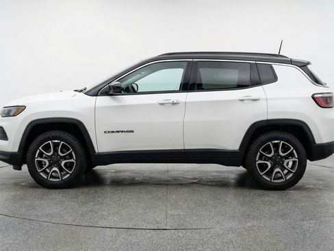 Used 2025 Jeep Compass Trailhawk image 5