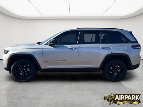 New 2025 Jeep Grand Cherokee Altitude image 8