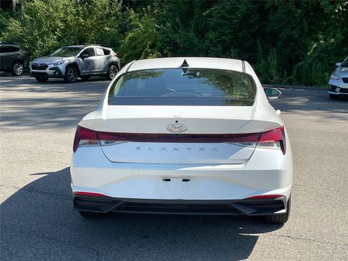 Used 2021 Hyundai Elantra SEL w/ Convenience Package FWD image 4