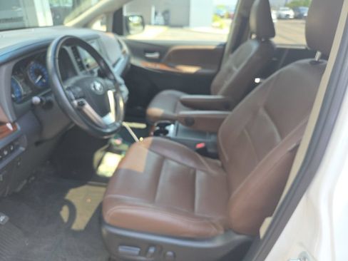 Used 2017 Toyota Sienna Limited Premium FWD image 27