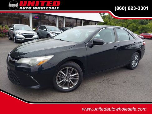 Used 2017 Toyota Camry SE FWD image 1