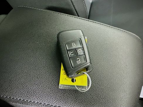 Used 2020 Volkswagen Tiguan SEL FWD image 42