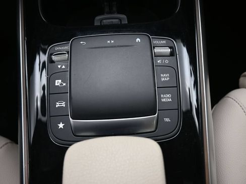 Used 2023 Mercedes-Benz GLB 250 w/ Premium Package image 4