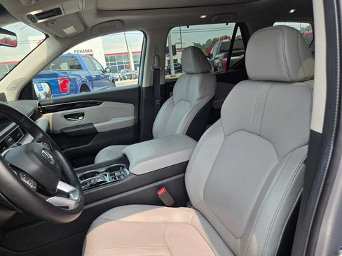 Used 2024 Honda Pilot Touring image 9