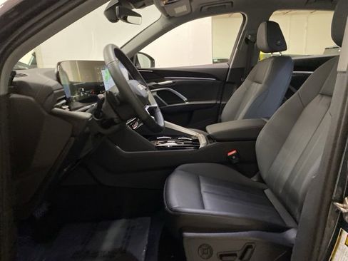Used 2025 Audi Q5 Premium w/ Convenience Package image 16