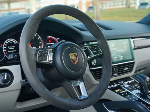 Used 2019 Porsche Cayenne Turbo image 23