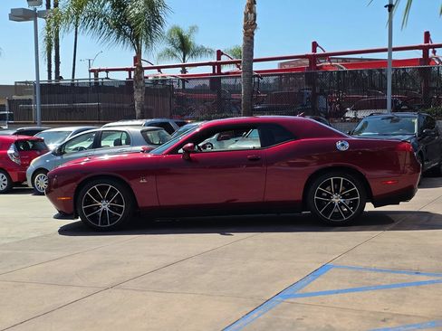 Used 2018 Dodge Challenger R/T Scat Pack w/ Leather Interior Group RWD image 9