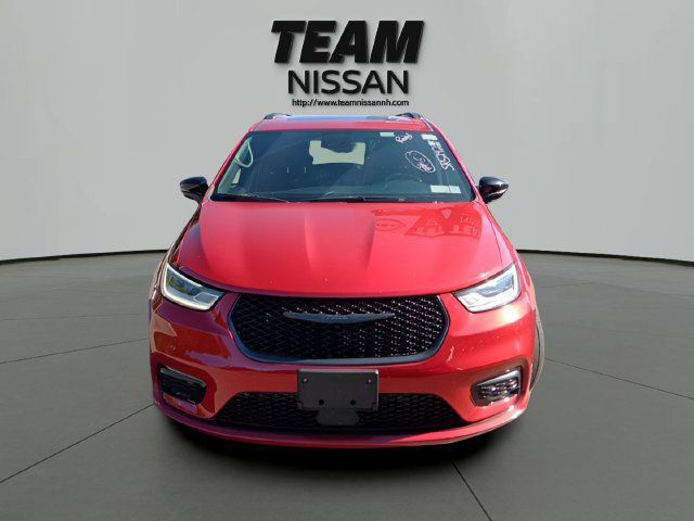 Used 2025 Chrysler Pacifica Limited FWD image 2