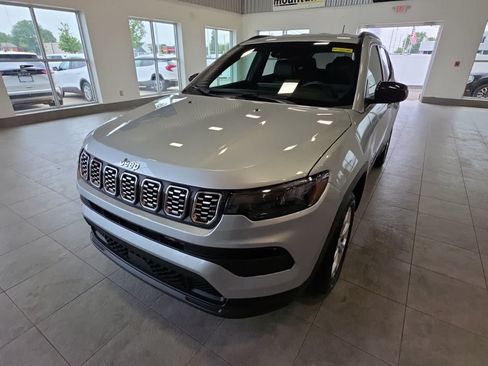 Used 2024 Jeep Compass Latitude AWD/4WD image 2