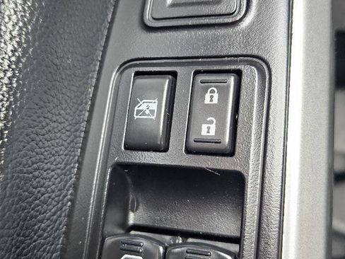 Used 2017 Nissan Titan SV image 12