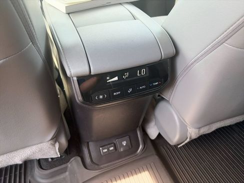 Used 2022 Toyota Highlander Limited AWD/4WD image 15