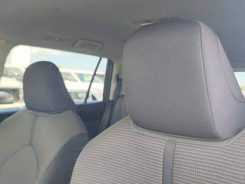 Used 2022 Toyota Highlander LE AWD/4WD image 9