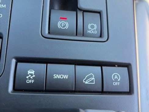 Used 2022 Toyota Highlander XLE AWD/4WD image 32