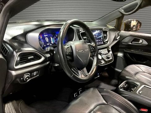 Used 2020 Chrysler Pacifica Touring-L Plus w/ S Appearance Package FWD image 16