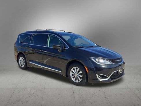 Used 2018 Chrysler Pacifica Touring-L image 8