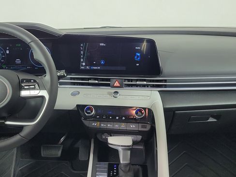 New 2025 Hyundai Elantra Limited image 9