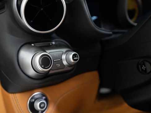 Used 2019 Ferrari Portofino RWD image 38
