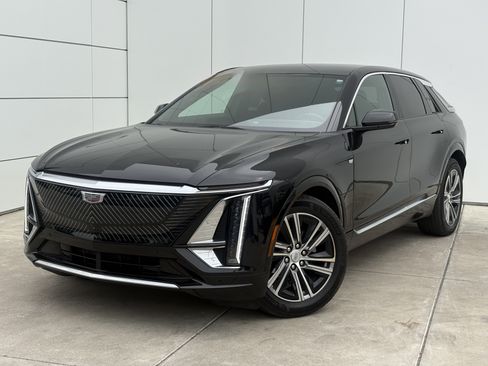 Certified 2024 Cadillac Lyriq Luxury AWD/4WD image 2